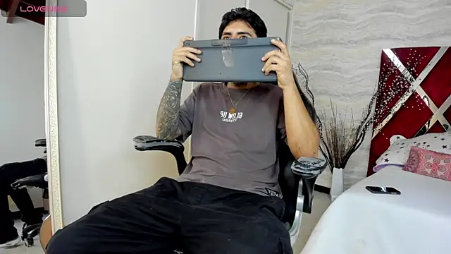 Snapshot of JamesDeker chatting on 30, 10, 2025 JamesDeker online show from 30, 10, 2025