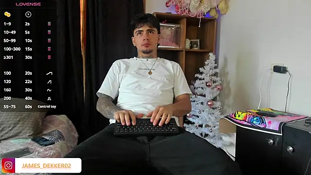 Snapshot of JamesDeker chatting on 18, 11, 2025 JamesDeker online show from 18, 11, 2025