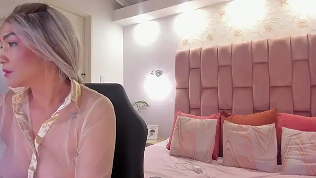 Snapshot of aishathornee chatting on 8, 10, 2025 aishathornee online show from 8, 10, 2025