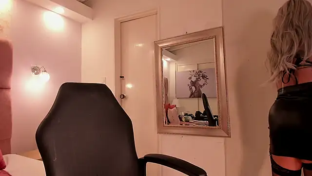 Snapshot of aishathornee chatting on 7, 11, 2025 aishathornee online show from 7, 11, 2025