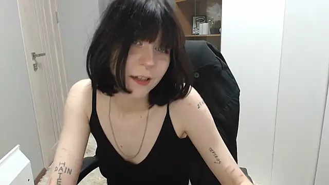 TinaQuiin online show from 10, 10, 2025