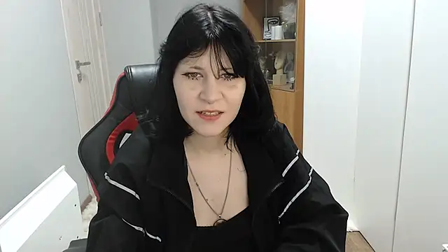 TinaQuiin online show from 29, 11, 2025