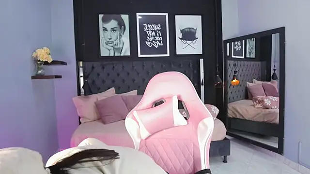 Snapshot of kitty_collins_ chatting on 12, 11, 2025 kitty collins online show from 12, 11, 2025