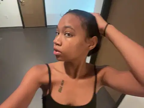 luvrgrllani online show from 4, 10, 2025