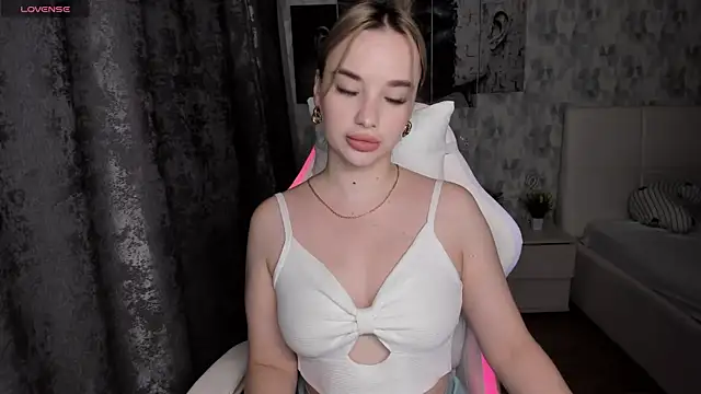 Snapshot of KiraKrox chatting on 18, 10, 2025 KiraKrox online show from 18, 10, 2025