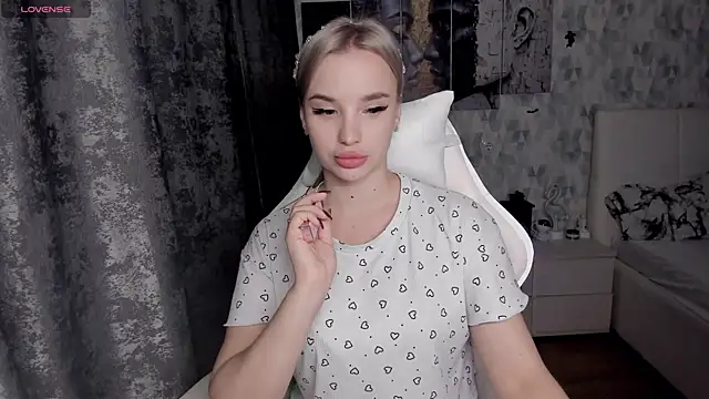 Snapshot of KiraKrox chatting on 3, 11, 2025 KiraKrox online show from 3, 11, 2025