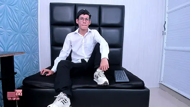 Snapshot of LittleMax23 chatting on 23, 9, 2025 LittleMax23 online show from 23, 9, 2025