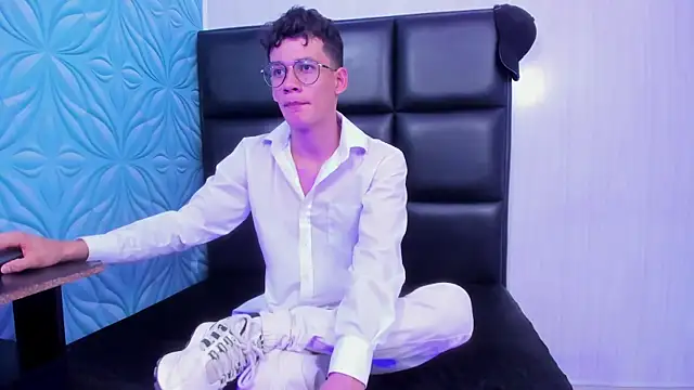 Snapshot of LittleMax23 chatting on 30, 9, 2025 LittleMax23 online show from 30, 9, 2025