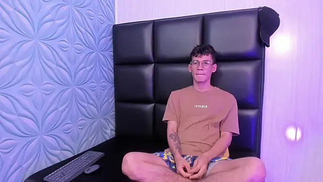 Snapshot of LittleMax23 chatting on 2, 10, 2025 LittleMax23 online show from 2, 10, 2025