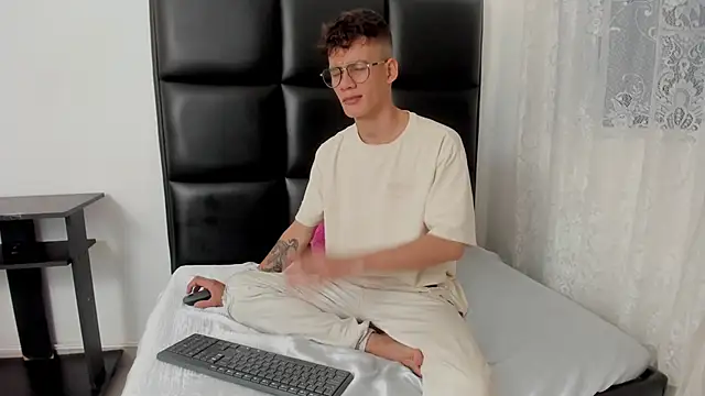 Snapshot of LittleMax23 chatting on 18, 10, 2025 LittleMax23 online show from 18, 10, 2025