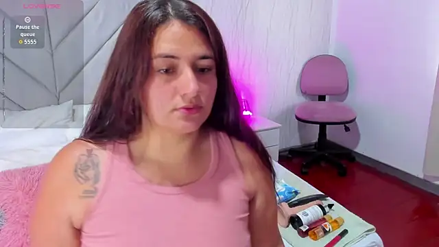 Snapshot of Victoria_Guzman chatting on 27, 10, 2025 Victoria Guzman online show from 27, 10, 2025