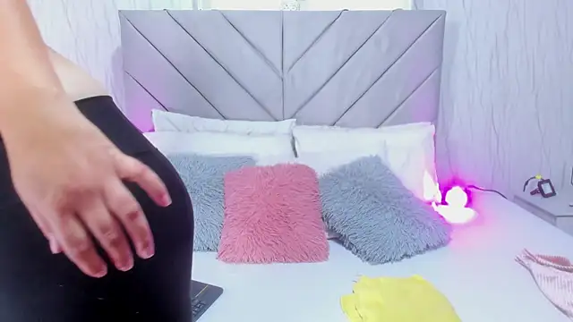 Snapshot of Victoria_Guzman chatting on 10, 2, 2026 Victoria Guzman online show from 10, 2, 2026