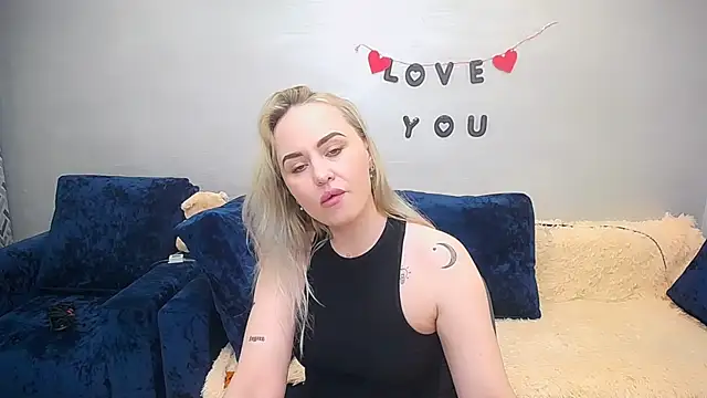 Snapshot of LiluMoon__ chatting on 1, 4, 2026 LiluMoon online show from 1, 4, 2026