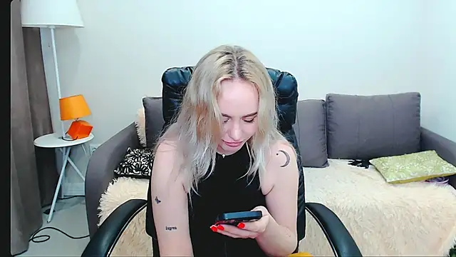 Snapshot of LiluMoon__ chatting on 1, 4, 2026 LiluMoon online show from 1, 4, 2026
