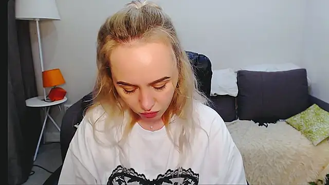 Snapshot of LiluMoon__ chatting on 2, 4, 2026 LiluMoon online show from 2, 4, 2026