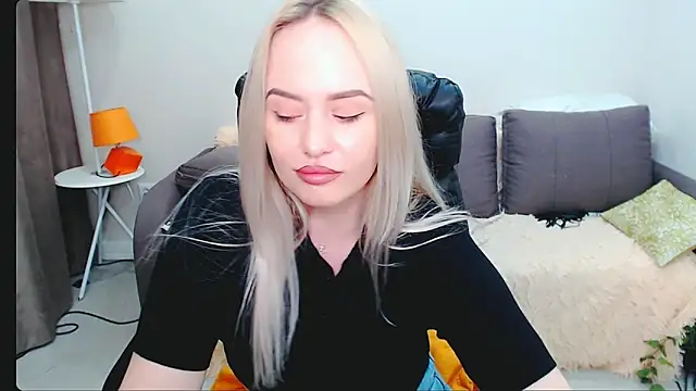Snapshot of LiluMoon__ chatting on 3, 4, 2026 LiluMoon online show from 3, 4, 2026