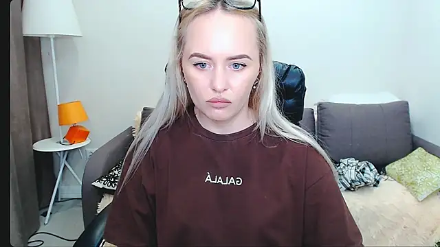 Snapshot of LiluMoon__ chatting on 4, 4, 2026 LiluMoon online show from 4, 4, 2026