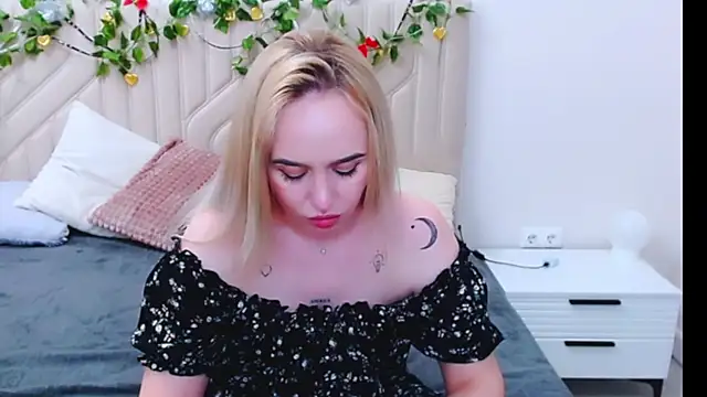 Snapshot of LiluMoon__ chatting on 7, 4, 2026 LiluMoon online show from 7, 4, 2026