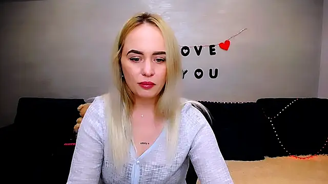 Snapshot of LiluMoon__ chatting on 9, 4, 2026 LiluMoon online show from 9, 4, 2026