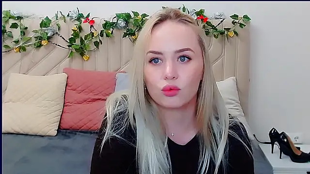 Snapshot of LiluMoon__ chatting on 17, 4, 2026 LiluMoon online show from 17, 4, 2026