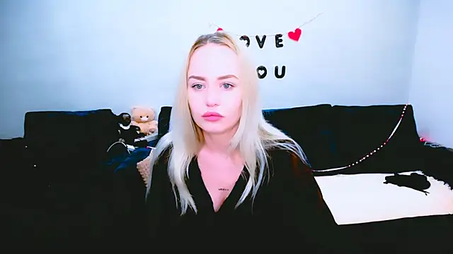 Snapshot of LiluMoon__ chatting on 22, 4, 2026 LiluMoon online show from 22, 4, 2026