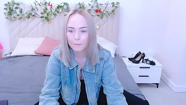 Snapshot of LiluMoon__ chatting on 27, 4, 2026 LiluMoon online show from 27, 4, 2026