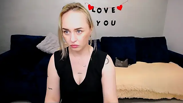 Snapshot of LiluMoon__ chatting on 9, 5, 2026 LiluMoon online show from 9, 5, 2026