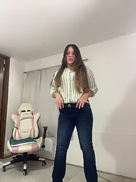 Snapshot of emma_hot2006 chatting on 14, 11, 2025 emma hot2006 online show from 14, 11, 2025