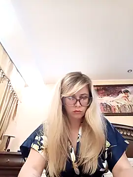 Crystal00Girl online show from 28, 10, 2025