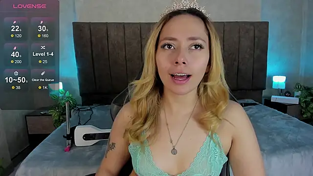 Snapshot of LanaMills_ chatting on 20, 12, 2025 LanaMills online show from 20, 12, 2025