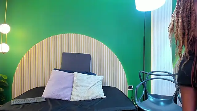 halleylorens online show from 2, 12, 2025