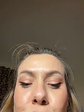 Snapshot of emmasweett11 chatting on 19, 10, 2025 emmasweett11 online show from 19, 10, 2025