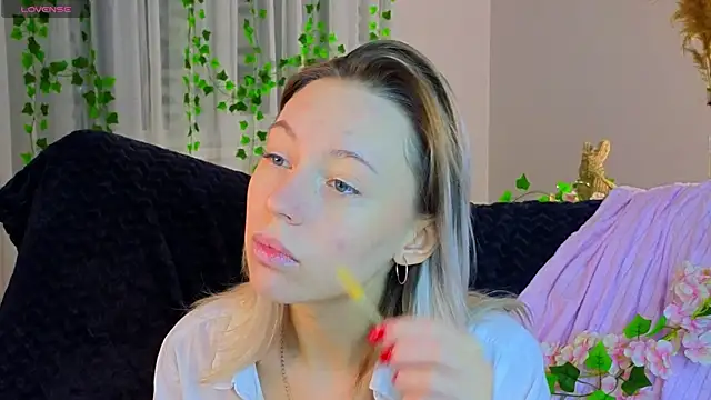 NyxaThorn online show from 2, 12, 2025