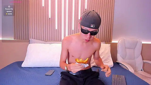 Snapshot of Abraham_horny18 chatting on 28, 10, 2025 Abraham horny18 online show from 28, 10, 2025