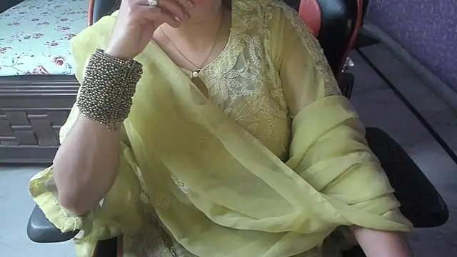 Snapshot of ShylaGill chatting on 2, 12, 2025 ShylaGill online show from 2, 12, 2025