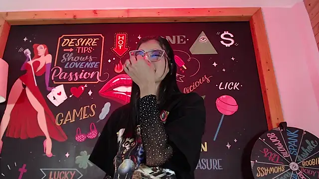 Snapshot of Lola_Pierce chatting on 11, 11, 2025 Lola Pierce online show from 11, 11, 2025