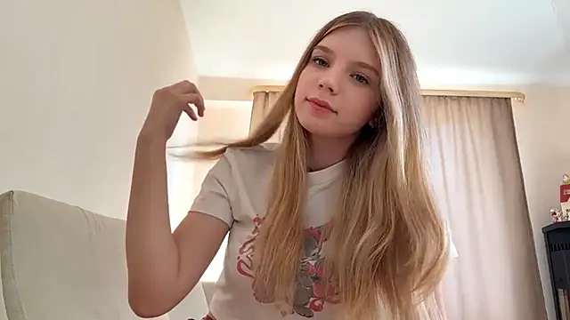Snapshot of FruityXo chatting on 4, 10, 2025 FruityXo online show from 4, 10, 2025