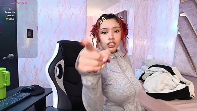 Snapshot of redd_pandaa chatting on 6, 2, 2026 redd pandaa online show from 6, 2, 2026