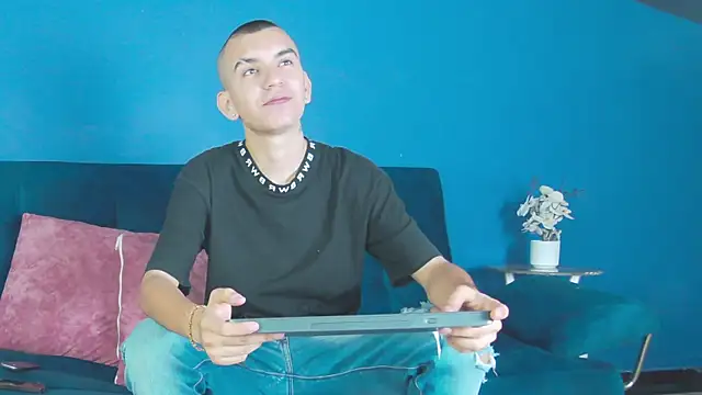 RowanCley online show from 3, 10, 2025