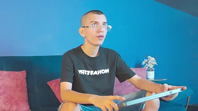 RowanCley online show from 4, 10, 2025