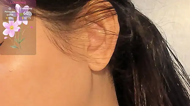 Snapshot of VioletHilton chatting on 27, 10, 2025 VioletHilton online show from 27, 10, 2025