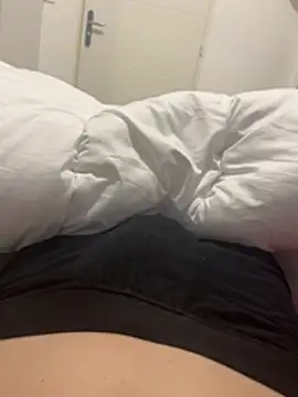 enzoyoungbisex online show from 13, 2, 2026