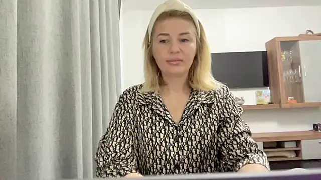 Snapshot of Blondie_xoxoxo chatting on 11, 9, 2025 Blondie xoxoxo online show from 11, 9, 2025