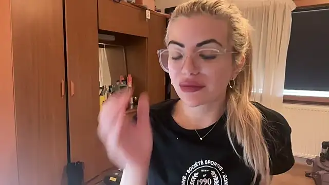 Snapshot of princess17 chatting on 27, 9, 2025 princess17 online show from 27, 9, 2025