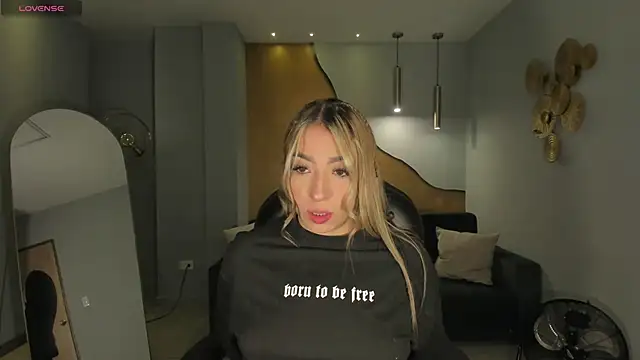 Snapshot of LizzCooper chatting on 5, 11, 2025 LizzCooper online show from 5, 11, 2025