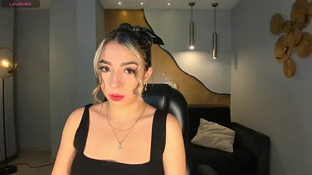 Snapshot of LizzCooper chatting on 8, 11, 2025 LizzCooper online show from 8, 11, 2025