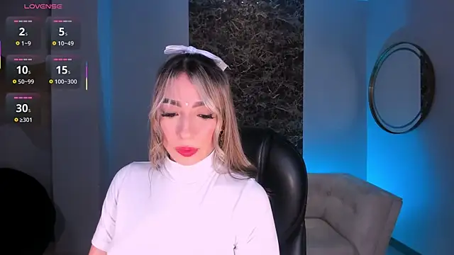 Snapshot of LizzCooper chatting on 12, 11, 2025 LizzCooper online show from 12, 11, 2025