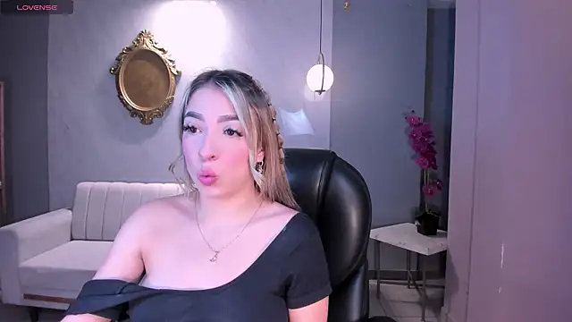 Snapshot of LizzCooper chatting on 19, 11, 2025 LizzCooper online show from 19, 11, 2025