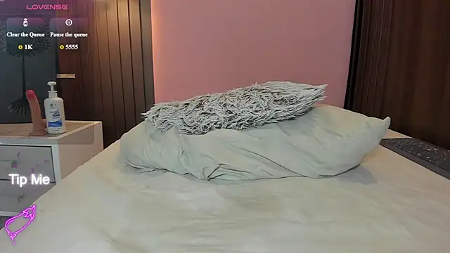 ROXXYBLOOM online show from 6, 7, 2026