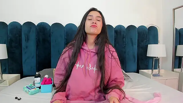 EmilyHanks  online show from 12, 1, 2026